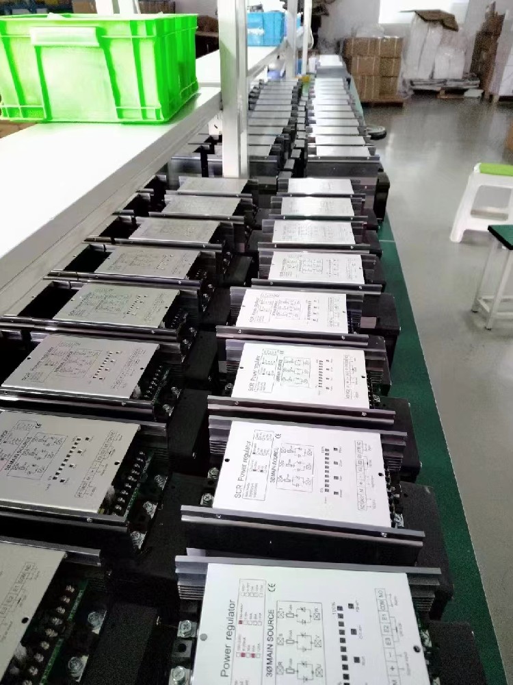 电力调整器的自适应节造战术是若何应对环境变动和参数不确定性的？