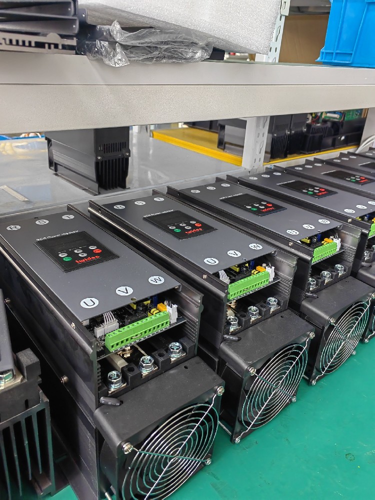 给电力调整器建设的保险丝频仍熔断，怎么判断是设备过载还是保险丝规格不合？